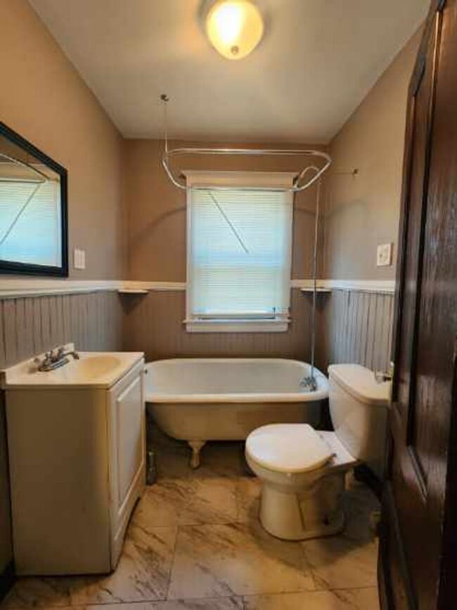 Building Photo - Four Bedroom, Two Bathroom Single Family Home!