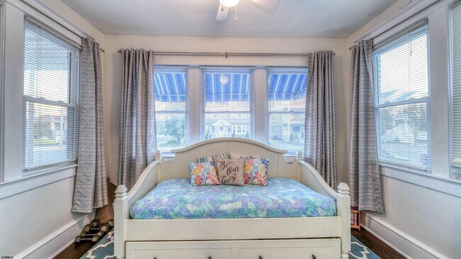 Building Photo - 1102 Wesley Ave