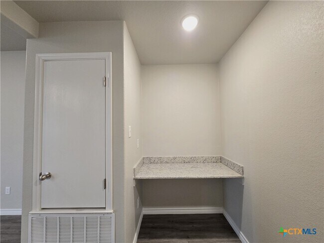 Building Photo - 523 Lost Trl