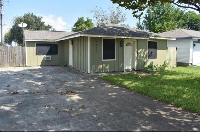 Primary Photo - 2432 38th Ave N
