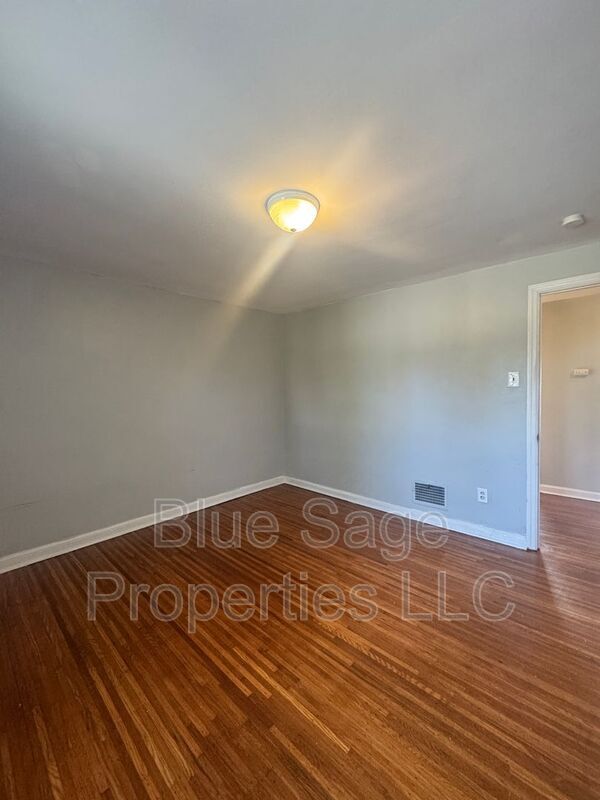 Building Photo - 2304 Bond Ave