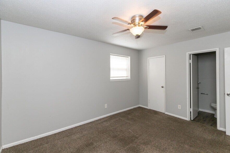 Building Photo - 5135 NE Chouteau Trafficway