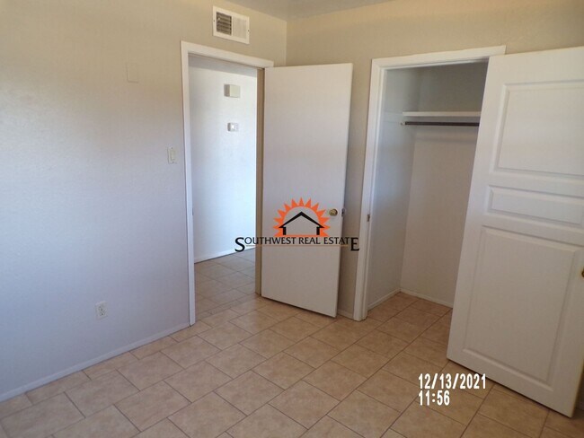 Building Photo - Cute 3 bedrooms 2 bath home 1 car garage
