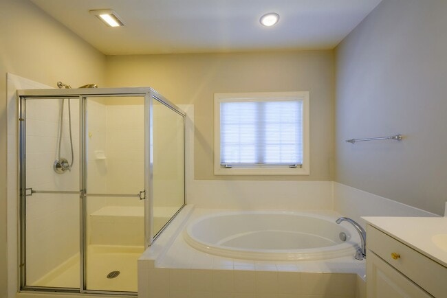 Building Photo - Luxury Living in the Villages of Urbana