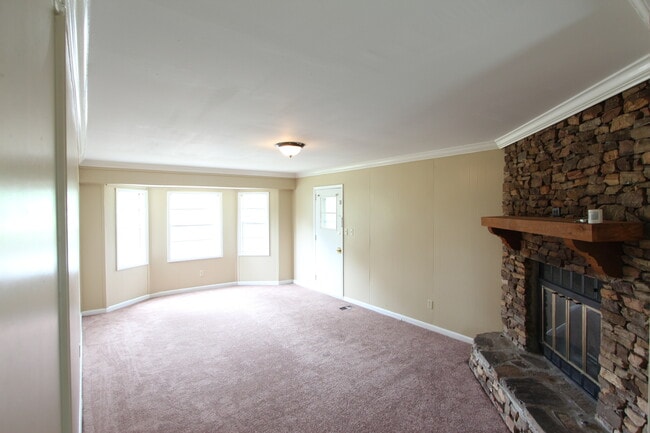 Building Photo - New On The Market!! Will not last long at ...