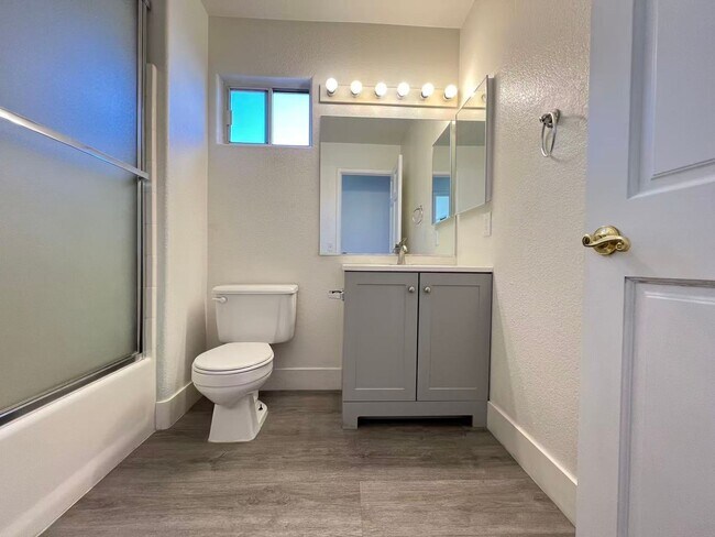 Building Photo - Stunning 5 bedroom, 2.5 bathroom home