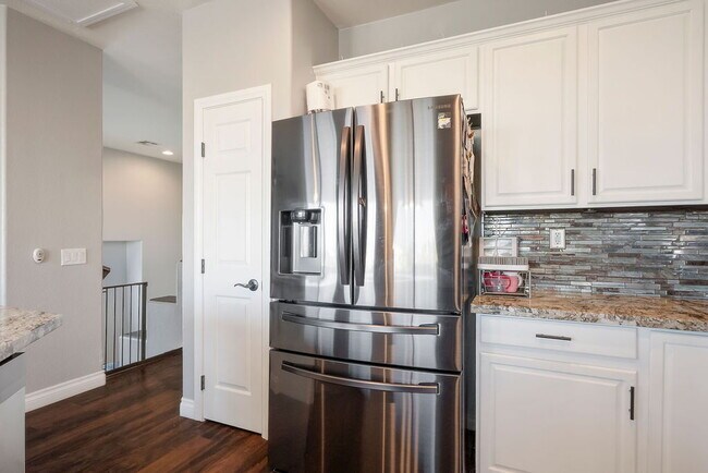 Building Photo - "Spacious 4-Bed Oasis with Outdoor Kitchen & Hardwood Elegance in North Las Vegas!"