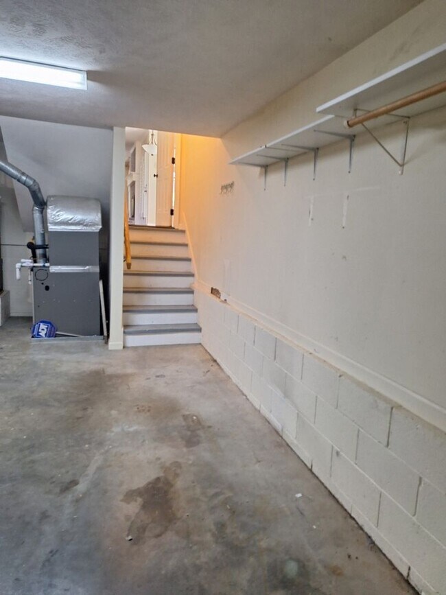 Building Photo - 4bd/3 bath located in desirable neighbor in Fox Den Subdivision in West Knoxville