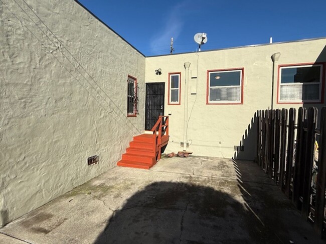 Building Photo - Updated 1-Bedroom Duplex with Lovely Priva...