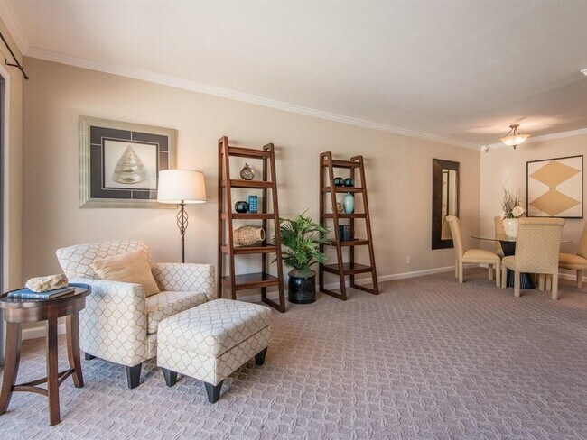 Building Photo - Heart of downtown Los Altos, walk to everything, in a quiet top floor location.