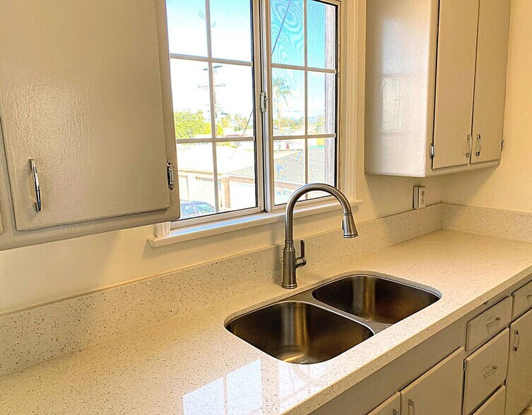 Building Photo - 4403 1/2 W. Exposition Blvd.