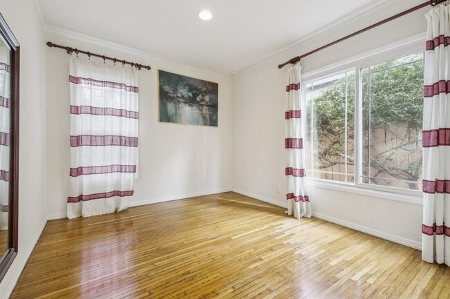 Building Photo - 517 E Chestnut St