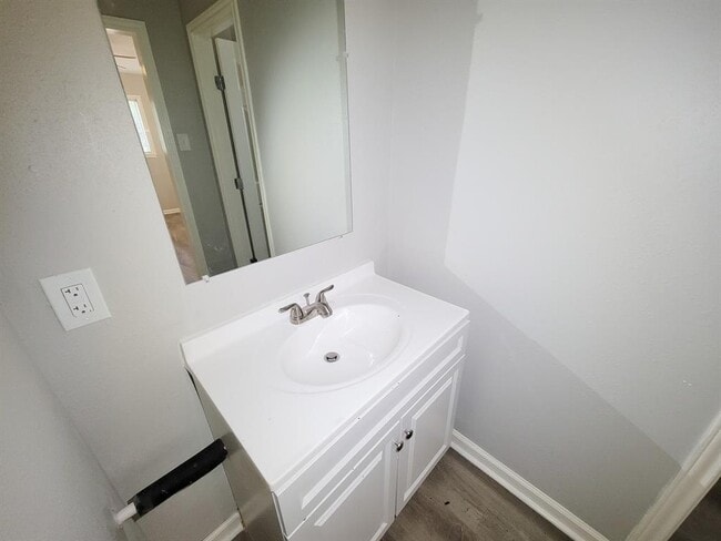 Building Photo - 405 Silver River Dr