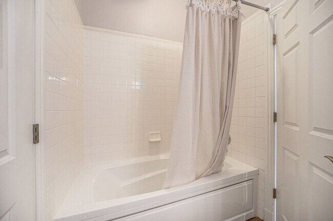 Building Photo - Urban Loft Living in the Heart of Baker W/...