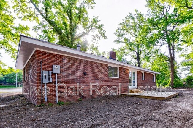 Building Photo - 1557 N Great Neck Rd
