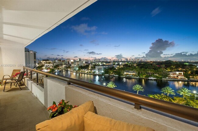 Building Photo - 2555 Collins Ave