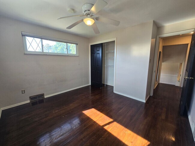 Building Photo - Beautiful 3 Bedroom Home - Garden City