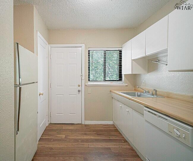 Building Photo - 2104 Virginia Dr