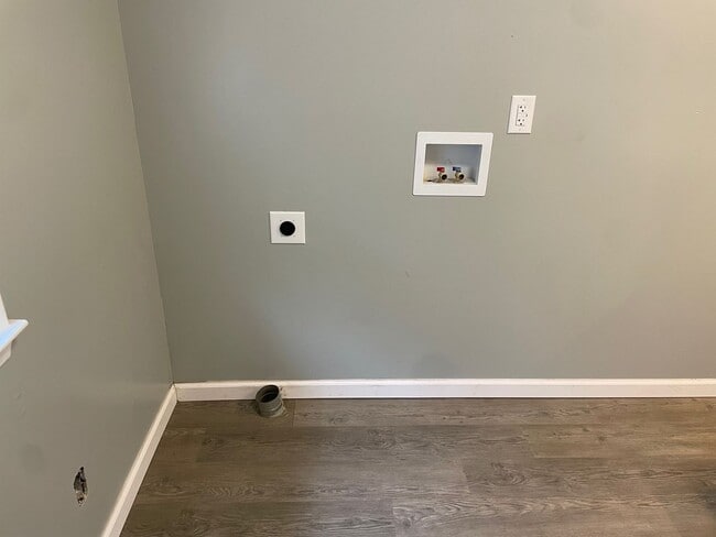 Building Photo - NEWLY RENOVATED 2 BED, 2 BATH HOME WITH GA...