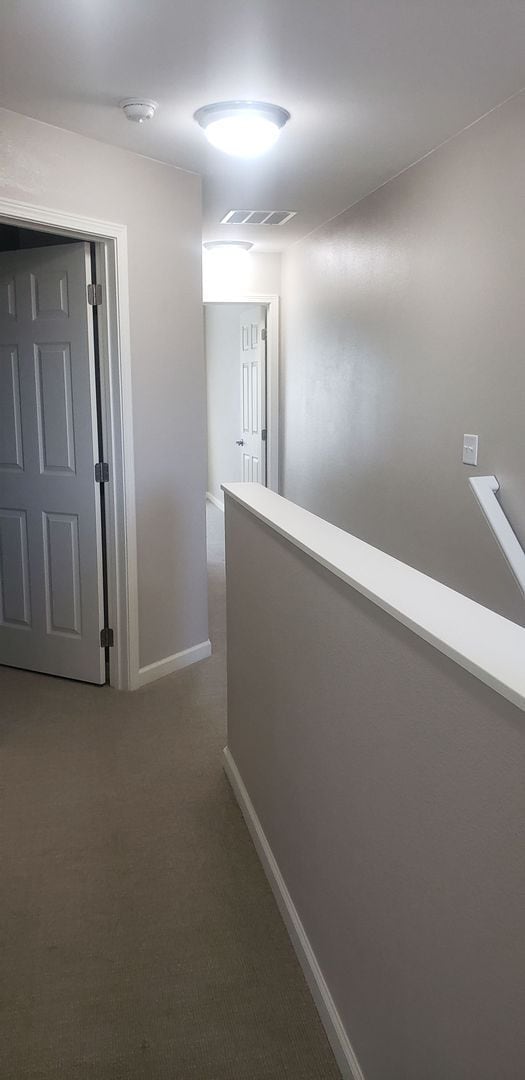 Building Photo - 3 bedroom, 2.5 bath duplex Move In August 10th!!