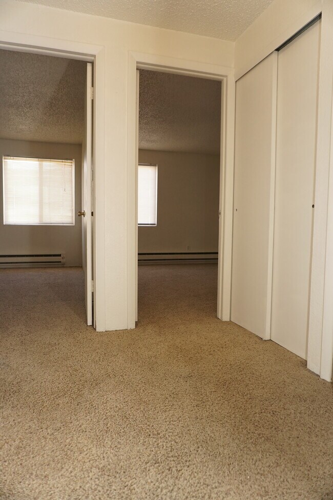 Building Photo - Spacious 2 Bedroom Condo