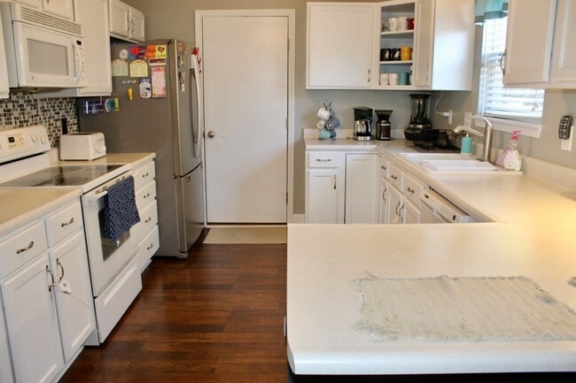 Building Photo - Beautiful 3 Bedroom 2 Bath in Sterling Heights