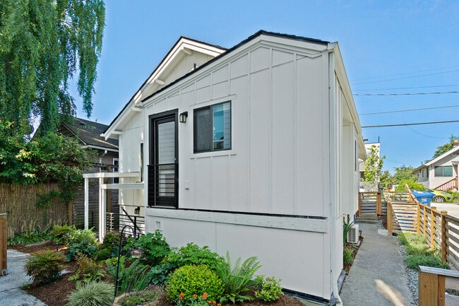 Building Photo - 3420 Alamo Pl S