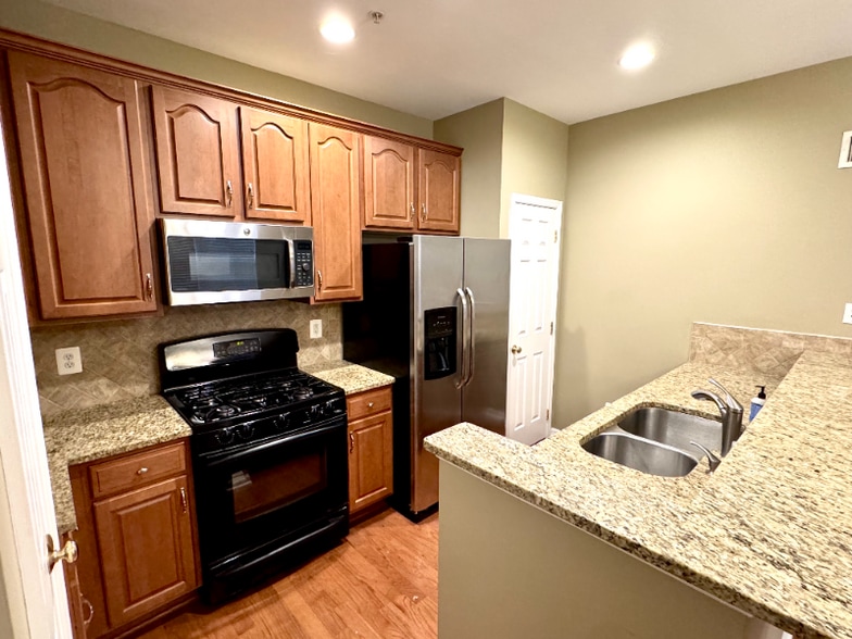 Building Photo - 43825 Hickory Corner Terrace