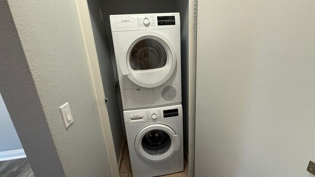 Building Photo - Spacious and Modern 2BR Condo in UTC, San Diego