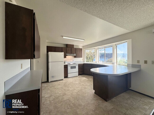 Building Photo - Charming 2 Bedroom! Stunning Views!