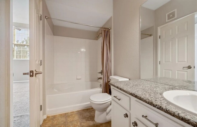 Building Photo - Spacious 2 bedroom, 2 bathroom condo for r...