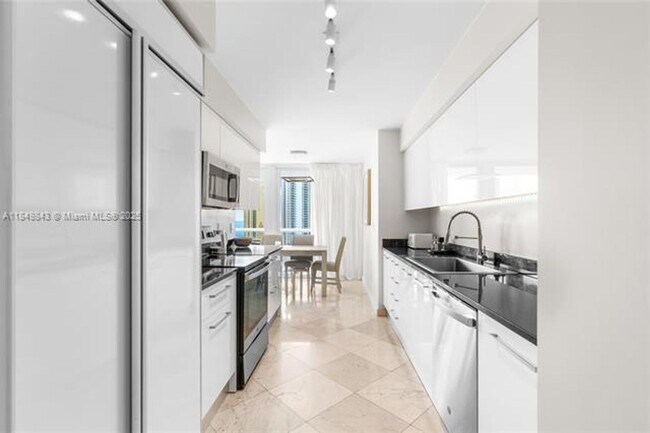 Building Photo - 16500 Collins Ave