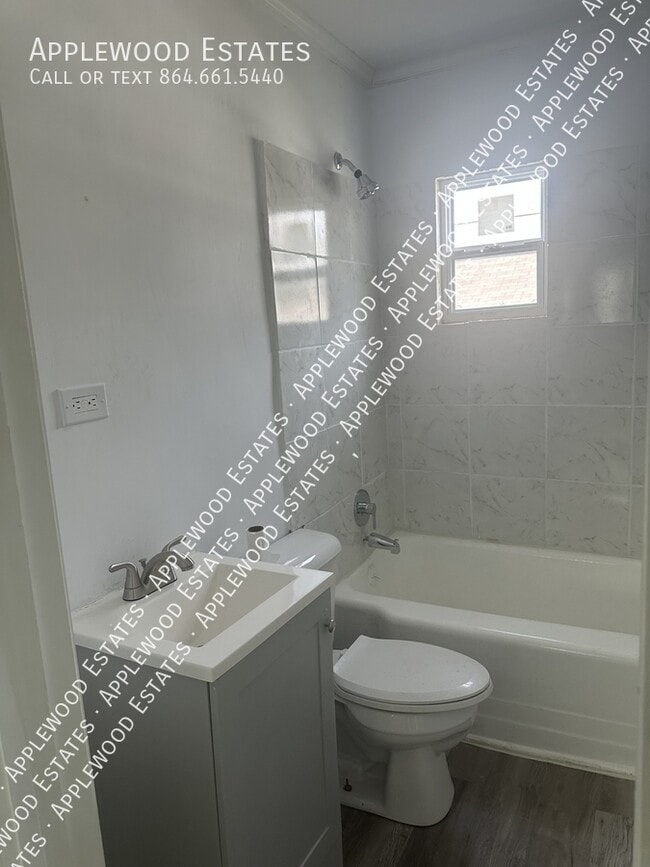 Building Photo - 105 Cabin St