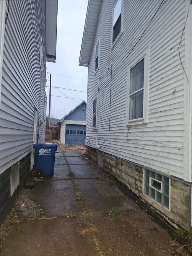 Building Photo - 2225 Academy Ave