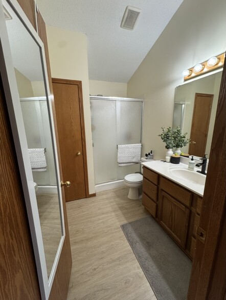 Master Bath - 1420 Field Creek Circle