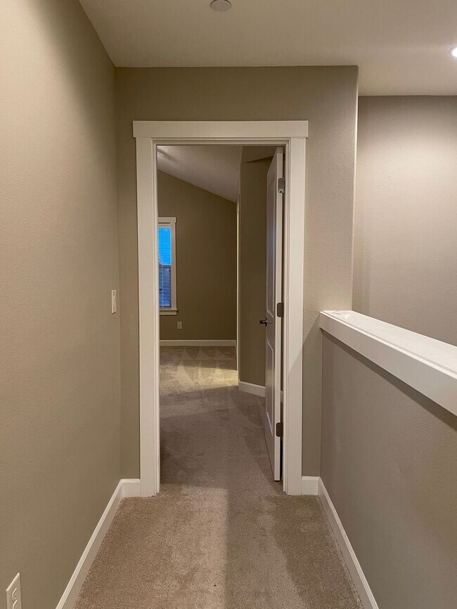 Building Photo - NEWER LUXURY Style Townhouse with a gorgeo...