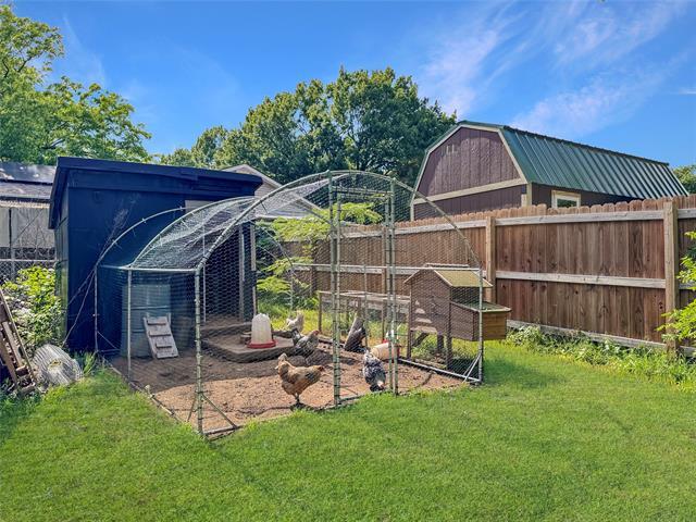 Building Photo - 604 Maple St