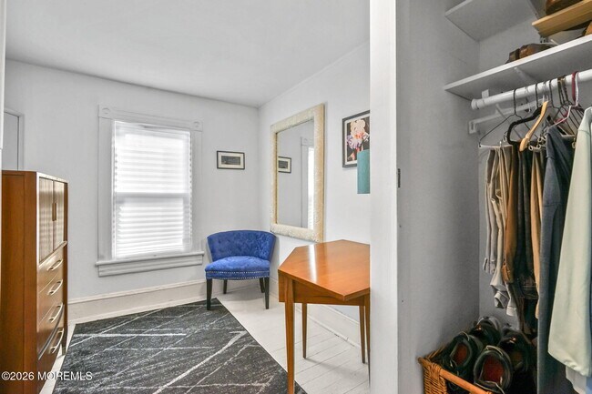 Building Photo - 610 1st Ave