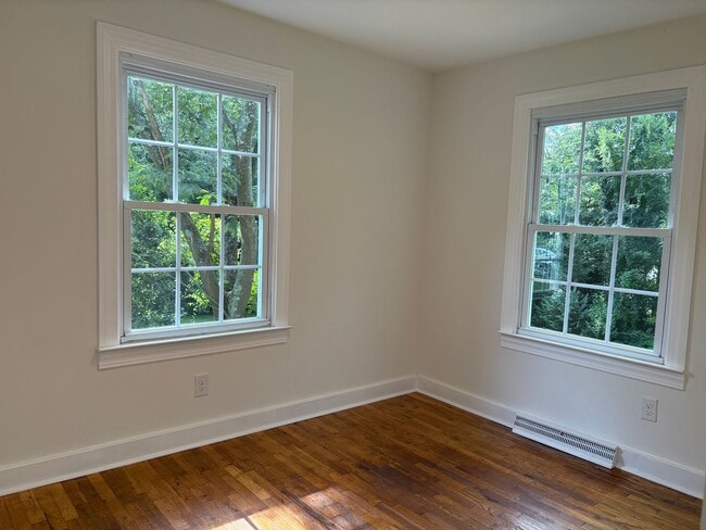 Building Photo - 2 Bedroom, 1 Bathroom House in Winston-Salem!
