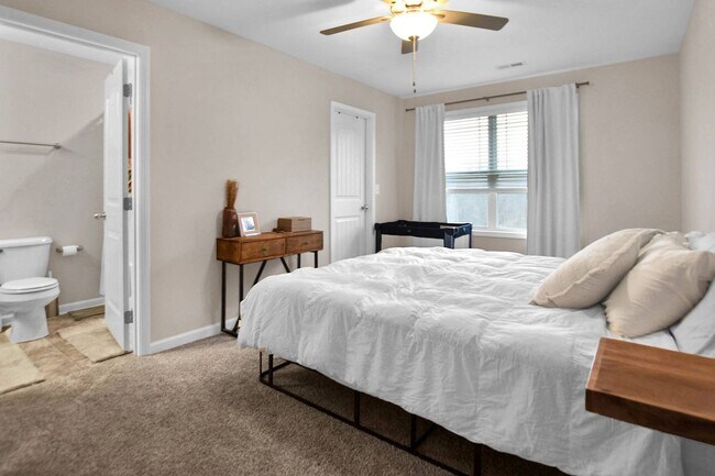 Building Photo - Pet Friendly Two Bedroom!