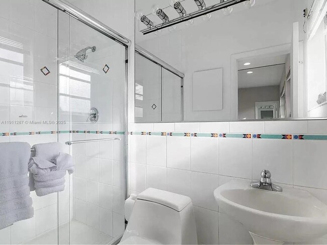 Building Photo - 565 N Shore Dr