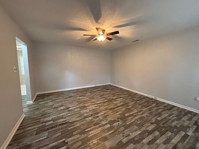 Building Photo - 102 Hillside Ct