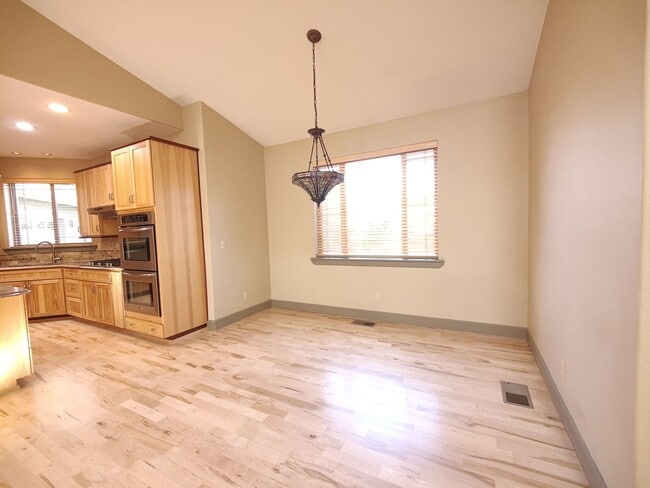 Building Photo - Single Level 4 Bedroom 3 Bath Beauty