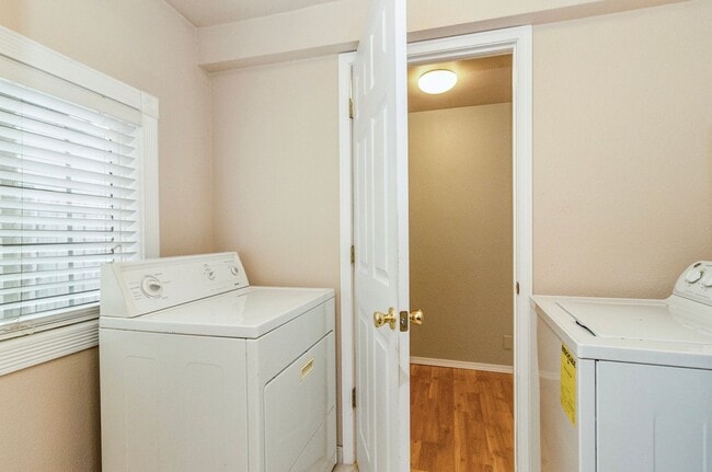 Building Photo - Kirkland Rambler for rent! Contact Jennifer for a showing 4252238096