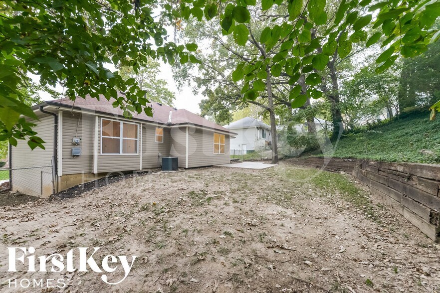 Building Photo - 5905 NW Whispering Oaks Ln