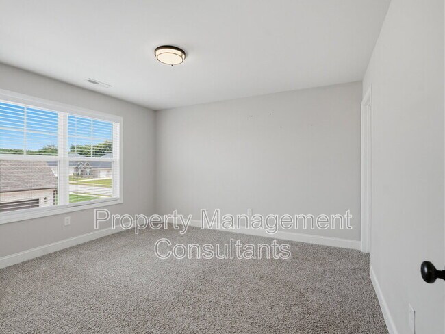 Building Photo - 14735 Commonwealth Dr