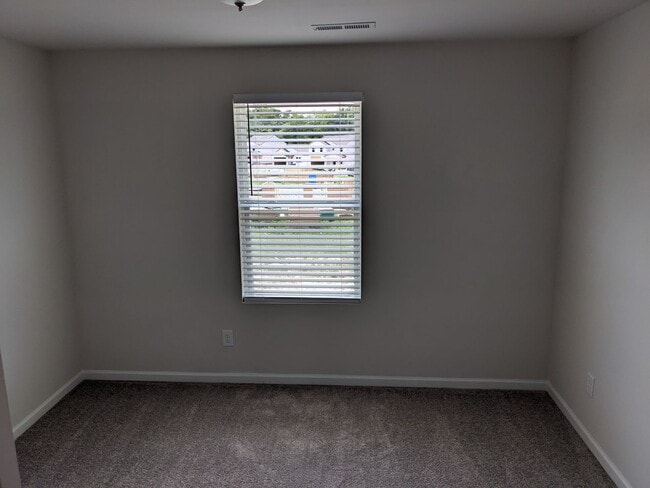 Building Photo - 3-Bedroom End Unit Townhome w/ Garage-Salisbury