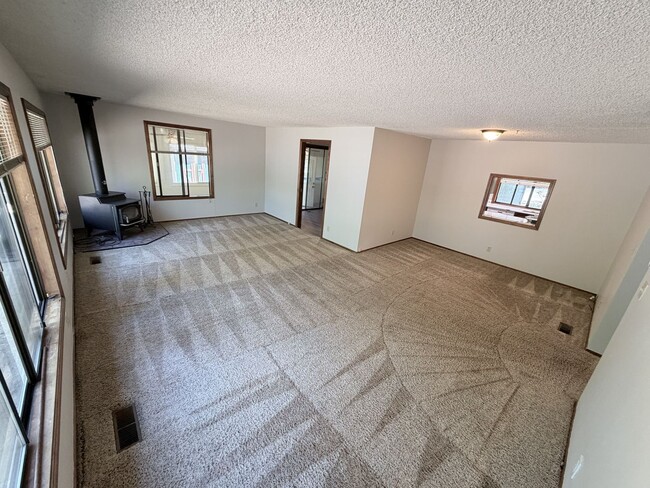 Building Photo - Three Bedroom Home in South Salem
