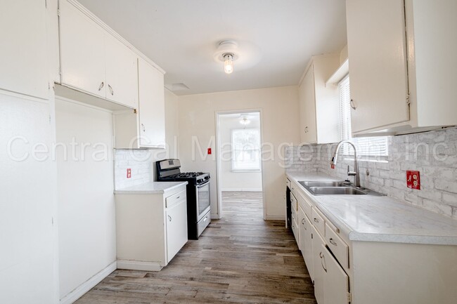 Building Photo - 3 Bedroom/1 Bath Home - $1895 per month!