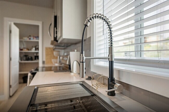 Building Photo - 421 Bluegrass Way